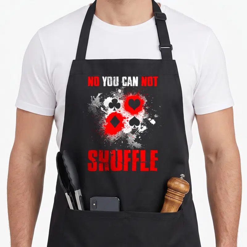Tablier de cuisine noir avec inscription No You Can Not Shuffle et symboles de cartes à jouer rouges et blancs.