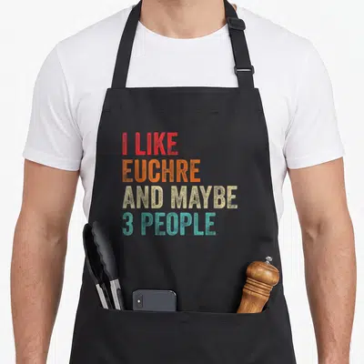 Tablier de cuisine noir avec le texte coloré I Like Euchre and Maybe 3 Personnes imprimé au centre du torse.