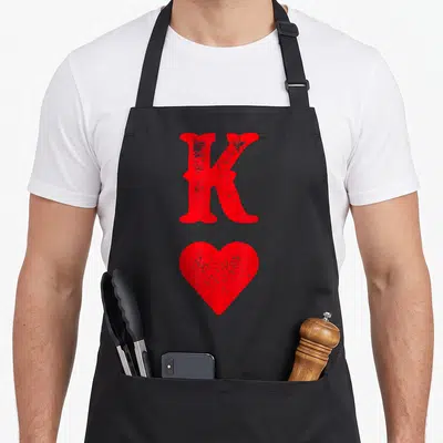 Tablier de cuisine noir avec un grand K rouge et un cœur en dessous, style carte à jouer usée.