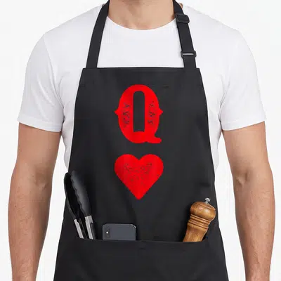 Tablier de cuisine noir avec un grand Q rouge et un cœur stylisé en bas du motif imprimé.
