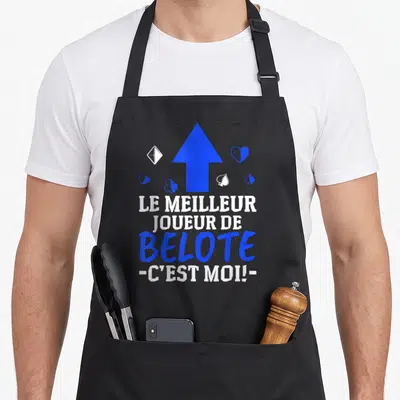 Tablier de cuisine noir avec une flèche bleue, des atouts et le texte Le Meilleur Joueur De Belote C'est Moi