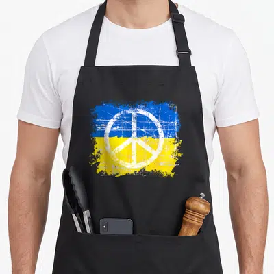 Tablier de cuisine noir avec drapeau ukrainien et symbole de la paix en style grunge.