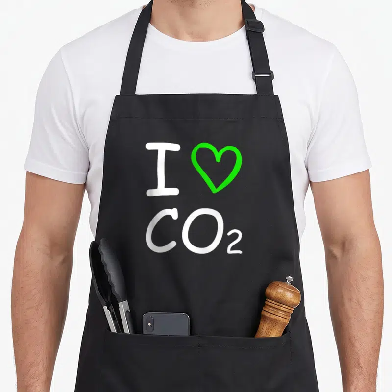 Tablier de cuisine noir avec l'inscription blanche I Love CO2 et un cœur vert vif au centre du design imprimé.