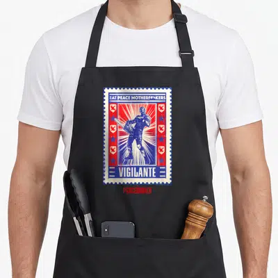 Tablier de cuisine noir avec illustration style postage stamp rouge et bleue représentant un personnage en armure tenant une arme.