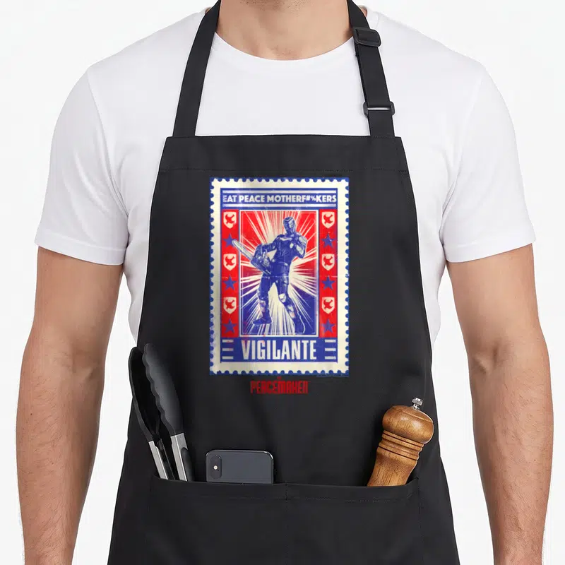 Tablier de cuisine noir avec illustration style postage stamp rouge et bleue représentant un personnage en armure tenant une arme.