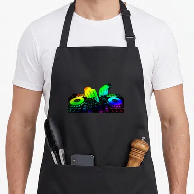 Tablier de cuisine noir avec illustration de platine DJ aux mains dégradées arc-en-ciel sur fond sombre.