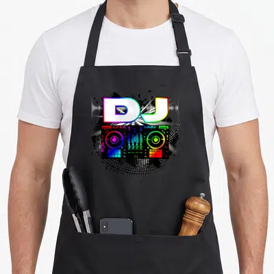 Tablier de cuisine noir avec l'inscription DJ et une console de mixage aux couleurs vives sur fond noir texturé.