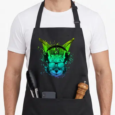 Tablier de cuisine noir avec illustration d'un lapin psychédélique aux écouteurs et lunettes vertes.