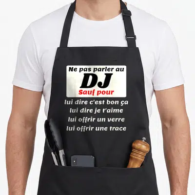 Tablier de cuisine noir avec l'inscription Ne pas parler au DJ Sauf pour lui dire je t'aime en typographie contrastée.