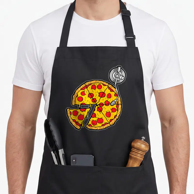 Tablier de cuisine noir avec illustration d'une pizza pepperoni stylisée en platine à disques vinyles.