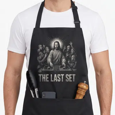 Tablier de cuisine noir avec illustration d'un DJ divin et le texte The Last Set en bas.