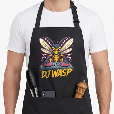 Tablier de cuisine noir avec illustration d'un frelon DJ DJ Wasp sur une table sonore avec éclairs roses.