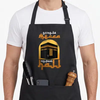 Tablier de cuisine noir avec une illustration de la Kaaba encadrée par le texte Mecca et Allah Akbar en orange et blanc.