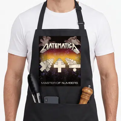 Tablier de cuisine noir avec logo Matematica en style metal et symboles mathématiques blancs sur fond de formules complexes.