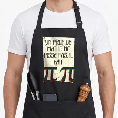 Tablier de cuisine noir avec texte Un prof de maths ne pisse pas et symbole Pi stylisé en orange sur fond crème texturé.