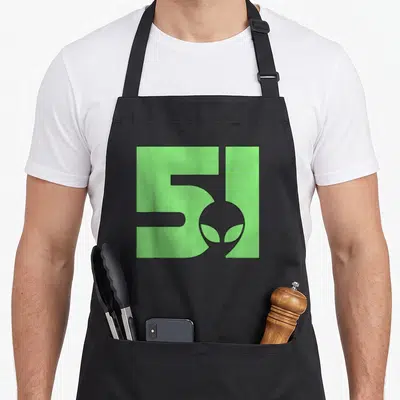Tablier de cuisine noir avec motif graphique vert vif représentant le chiffre 51 et un alien stylisé intégré au design géométrique.