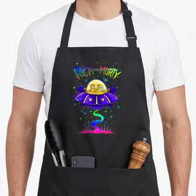 Tablier de cuisine noir avec illustration colorée du Space Cruiser de Rick and Morty dans un univers spatial.