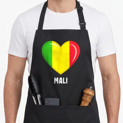 Tablier de cuisine noir avec un grand cœur aux couleurs du drapeau Mali et le texte MALI en blanc en dessous.