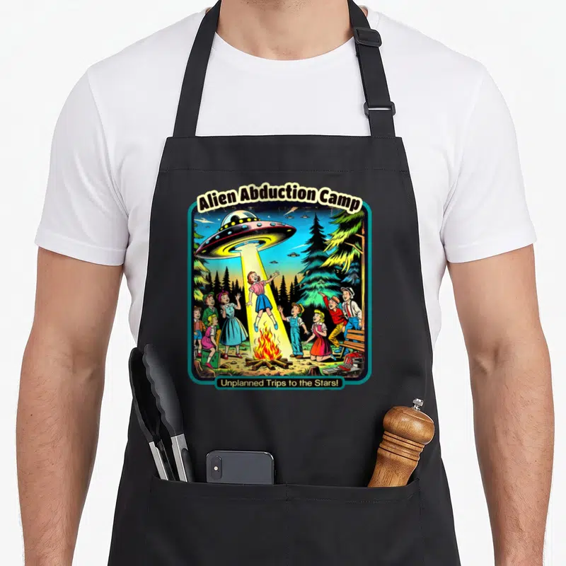 Tablier de cuisine noir avec illustration colorée d'un enlèvement alien au camp vintage.