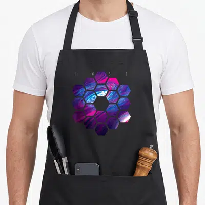 Tablier de cuisine noir avec motif hexagonal violet et bleu représentant le télescope spatial JWST et des nébuleuses stellaires.