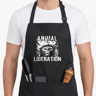 Tablier de cuisine noir avec illustration d'un singe en casque et les motsAnimal LiberationActivist Végétalien