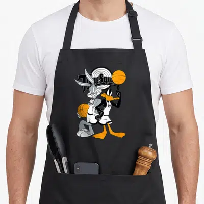 Tablier de cuisine noir avec Bugs Bunny et Daffy Duck en tenues de basketball sous le logo Time Squad.