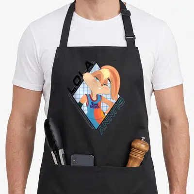 Tablier de cuisine noir avec illustration LOLA BUNNY en maillot TUNE SQUAD sur fond de grille bleue.