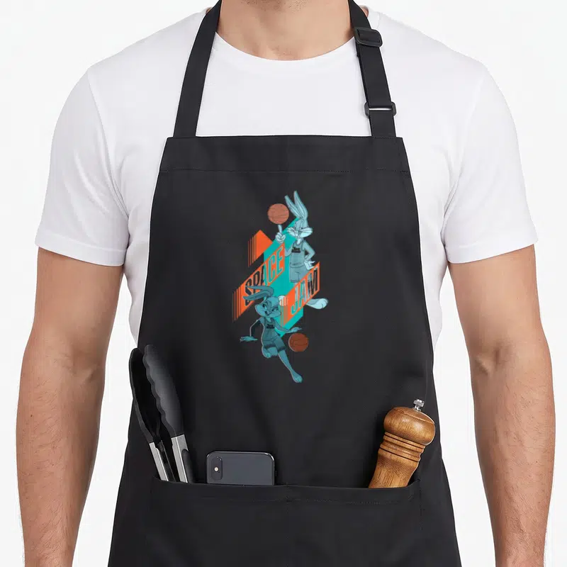 Tablier de cuisine noir avec illustration de Bugs Bunny et Lola Balling jouant au basketball sous le titre Space Jam