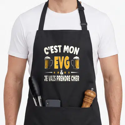 Tablier de cuisine noir avec inscription C'est Mon EVG et deux verres de bière dorés sur le devant.