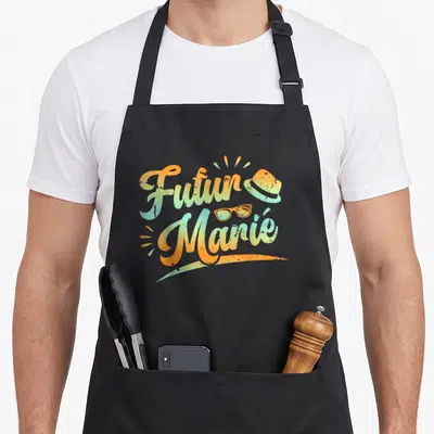 Tablier de cuisine noir avec inscription Futur Marié en lettres colorées et chapeau vintage.