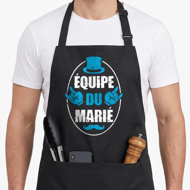 Tablier de cuisine noir avec inscription Équipe du Marié, chapeau haut de forme et moustache bleue.