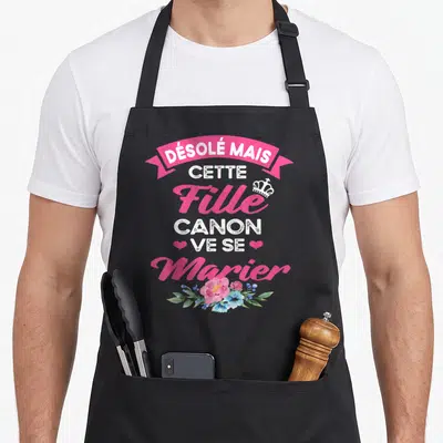 Tablier de cuisine noir avec inscription rose Désolé mais cette fille canon va se marier sur fond floral.
