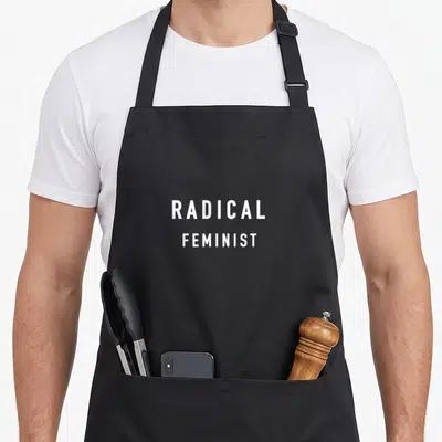 Tablier de cuisine noir avec l'inscription RADICAL FEMINIST en lettres capitales blanches au centre.