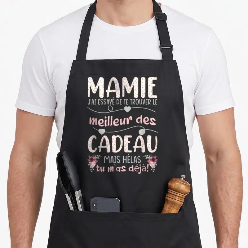 Tablier de cuisine noir avec inscription Mamie meilleur cadeau motifs floraux roses et coeurs blancs.