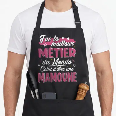 Tablier de cuisine noir avec inscription rose et blanche célébrant le métier de mamoune entouré d'étoiles.