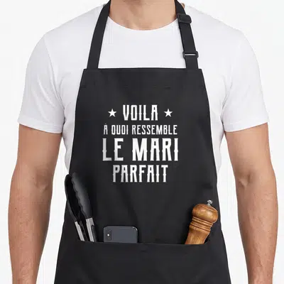 Tablier de cuisine noir avec inscription blanche Voila à quoi ressemble le mari parfait encadré d'étoiles.