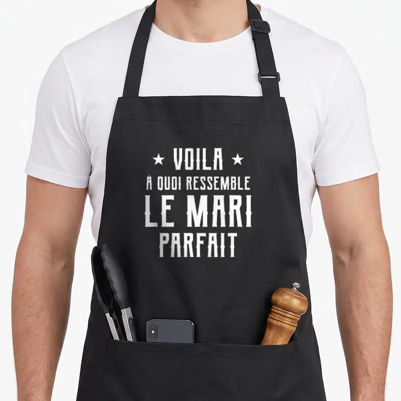Tablier de cuisine noir avec inscription blanche Voila à quoi ressemble le mari parfait encadré d'étoiles.