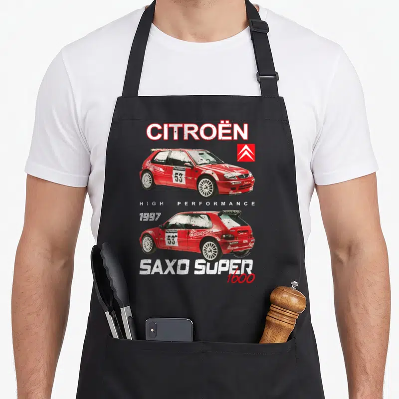 Tablier de cuisine noir avec une illustration de Citroën Saxo Super 1600 rouge et les mots High Performance 1997.