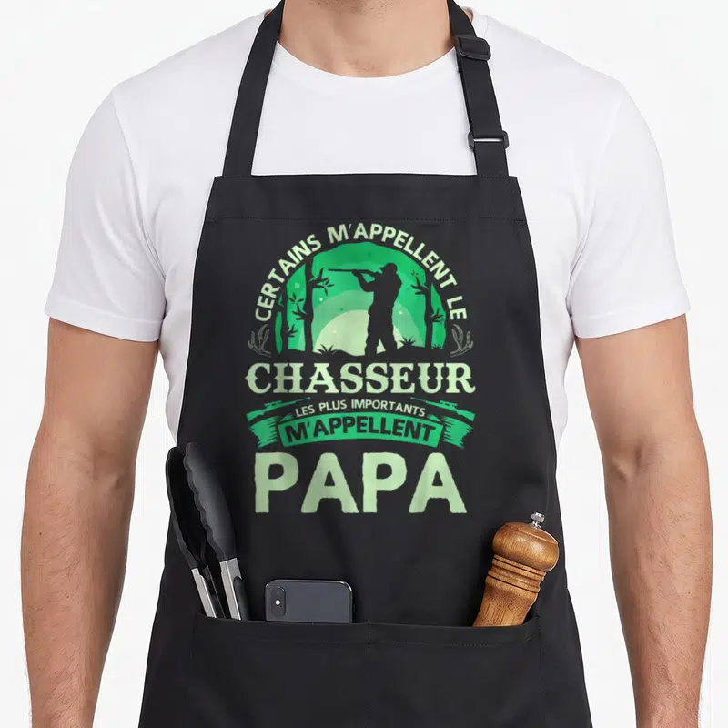 Tablier de cuisine noir avec silhouette de chasseur et texte verts CERTAINS M'APPELLENT LE CHASSEUR PAPA