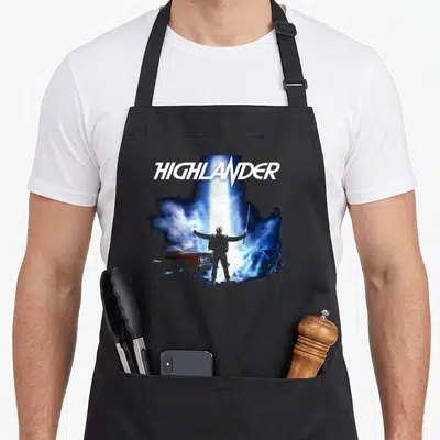 Tablier de cuisine noir avec le titre Highlander et un personnage tenant une épée entre une voiture et une moto.