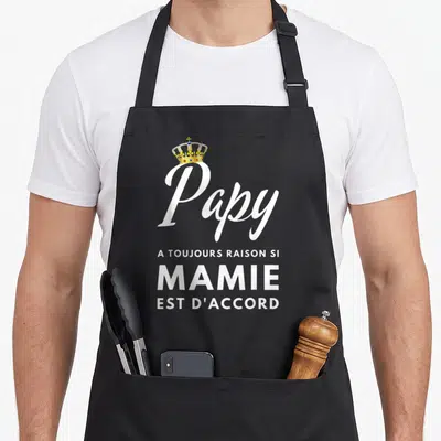 Tablier de cuisine noir avec inscription Papy a toujours raison si Mamie est d'accord surmonté d'une couronne dorée.