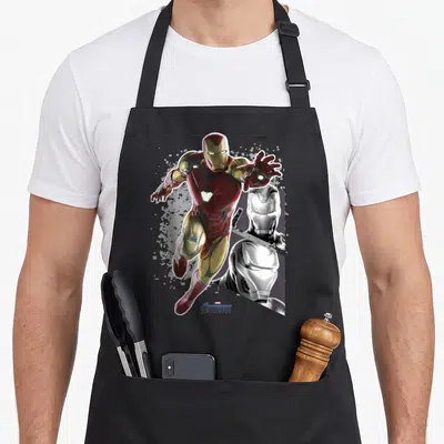 Tablier de cuisine noir avec Iron Man en vol et deux visages de casque en noir et blanc sous le logo Avengers Endgame.
