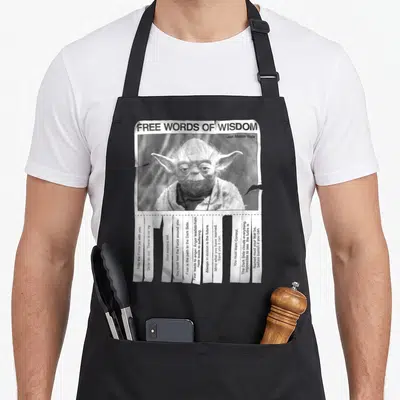 Tablier de cuisine noir avec motif flyer Free Words of Wisdom représentant Yoda Jedi Master et ses citations en anglais.