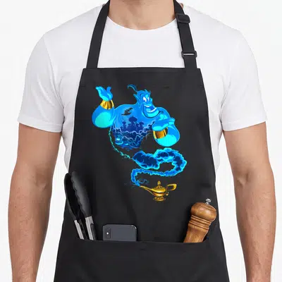 Tablier de cuisine noir avec le Génie bleu d'Aladdin dont le torse représente la ville d'Agrabah au-dessus d'une lampe dorée.
