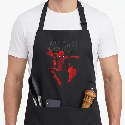 Tablier de cuisine noir avec Spider-Man rouge en saut et le mot MARVEL en lettres blanches outline.