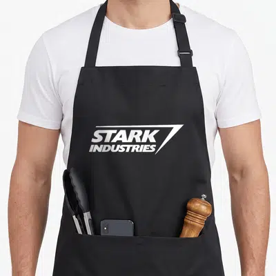 Tablier de cuisine noir avec le logo Stark Industries imprimé en blanc au centre du torse.