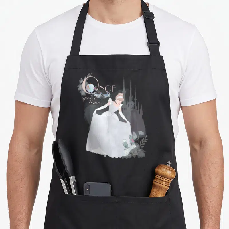 Tablier de cuisine noir avec une illustration vintage de Cendrillon en robe blanche et le texte Once upon a time.