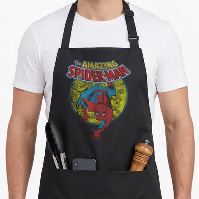 Tablier de cuisine noir avec illustration vintage de Spider-Man dans un cercle jaune et le titre « The Amazing Spider-Man » en lettres rouges et jaunes.