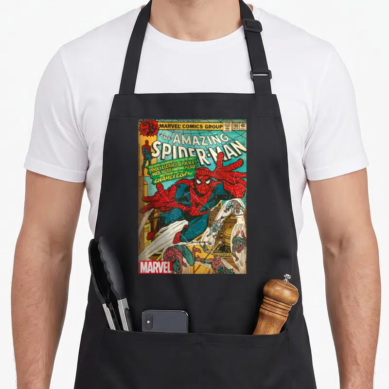 Tablier de cuisine noir avec une reproduction de la couverture du Le Fantastique Spider-Man en style vintage.