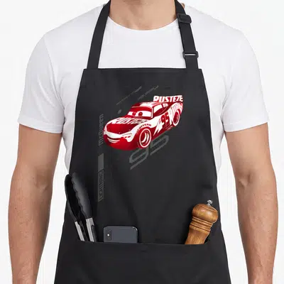 Tablier de cuisine noir avec illustration rouge et blanche de Lightning McQueen portant le numéro 95 et le logo Rusteze.